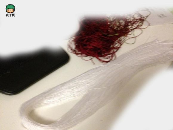 以编吉祥结的方法编制至所需的长度。 第四步，流苏线摊开在手上，尽量对半分开并保证下端长度差不多，我用了一小部分红线，看上去会比较清楚。