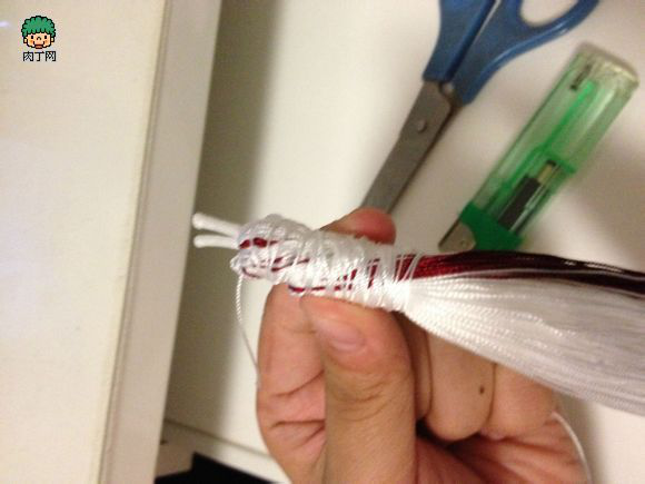 第七步：将流苏线和玉线缠到一起，做到你中有我，我中有你，这个绑紧的长度，基本就是你接下来流苏头的长度。