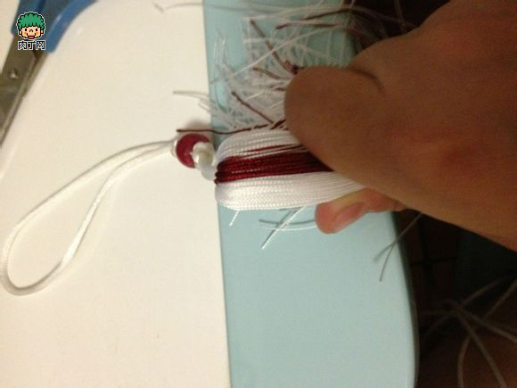 第九步，现在你手里的流苏应当是一个实心的，饱满的，胖乎乎的流苏。还差最后一步缠线。