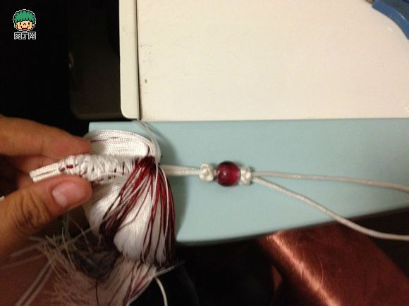 第八步：将绑紧的半成品流苏倒转过来，珠子和玉结向上，耐心整理一下你的流苏。