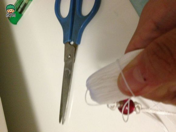 将鱼线弯一个圈，跟流苏头捏在一起，下端随流苏线放下。用线从下往上缠起来，到上面之后塞进鱼线圈，从下面拽出鱼线即可固定。建议缠紧。