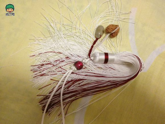 最后剪齐尾端，串上装饰，我用的是平结。