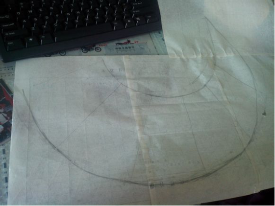 然后剪下来，在娃娃身上比一下，在修改，就可以在布上画下，剪下来了
