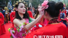 杭州千名女生举行汉服成人礼，拜花神放河灯