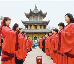 国学爱好者上演汉服“快闪”表演 