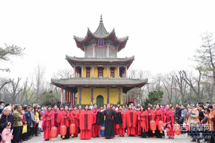 西安国学公益研习会汉服社举办“迎三八汉服快闪”活动