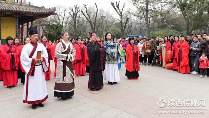 西安国学公益研习会汉服社举办“迎三八汉服快闪”活动