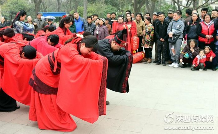 西安国学公益研习会汉服社举办“迎三八汉服快闪”活动