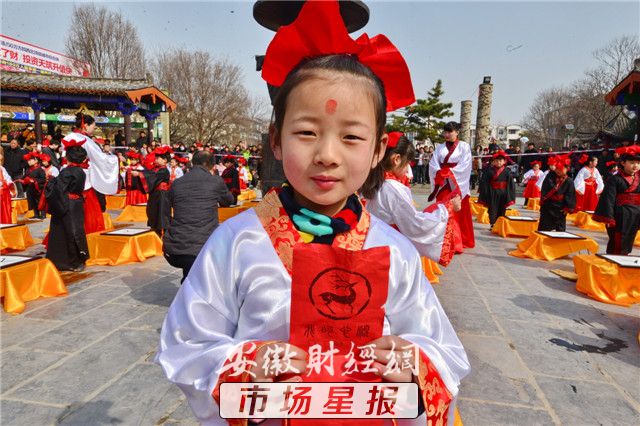 图为孩子们展示。