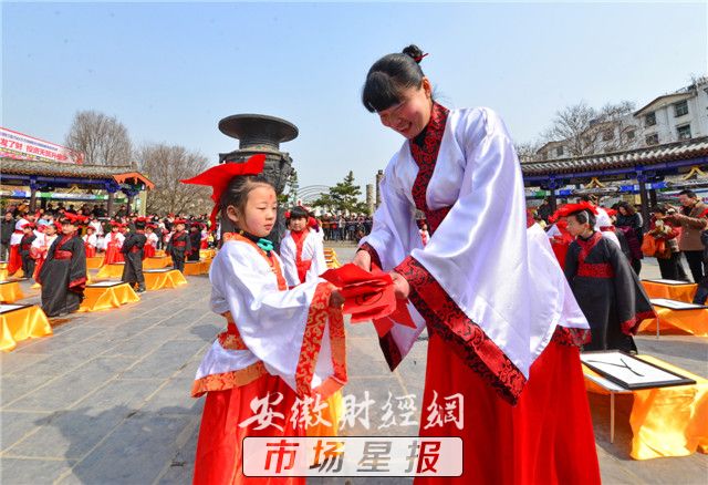 图为交换礼物。