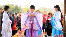 “花朝节”江西民众踏青赏花 汉服少女拜花神