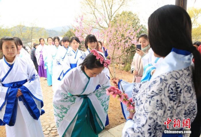 “花朝节”江西民众踏青赏花 汉服少女拜花神-图片2