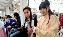 山东女大学生穿汉服赏花 优雅“穿越”