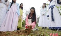 湖南大学生开学首堂实践课 学生着汉服种草药