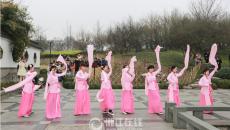 “花朝节”浙江大学生踏青赏花 汉服少女拜花神