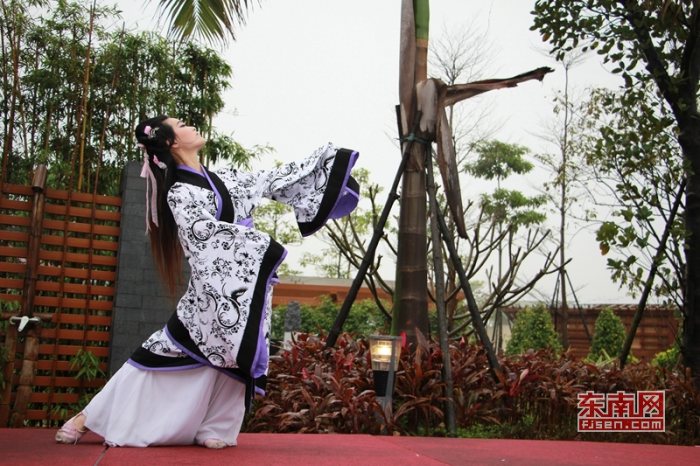 在花朝节祭祀仪式上，姑娘们身着传统汉服服饰，化上了唐代的梅花妆，把头发挽成了古代的发髻，一入花泉中央，石子小路，一弯泉水，青葱绿树红花，古意盎然，群芳争艳，仿佛时光穿越。