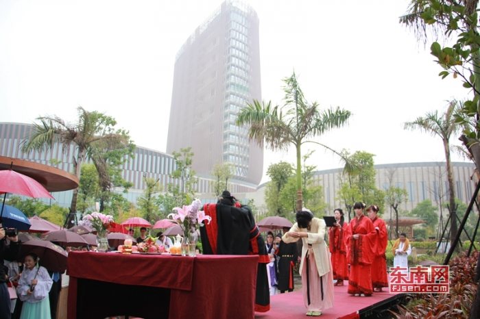 体验过下午的汉服传统文化祭祀，当晚《花样年华·春》回忆旧时光民国怀旧风情主题派对也在佰翔·圆山花泉举行。一首首怀旧经典老歌在现场持续播放，上海风的现场布置使现场观众从古代再次穿越到民国。