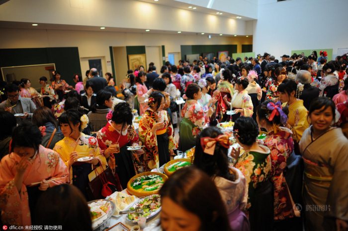 祝贺会上，校方为毕业生准备了丰盛的食物。