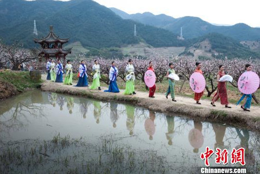 南师大女生节：青年学子身穿汉服祈福