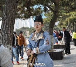 栈桥海边现淡定穿越哥 穿汉服引游人驻足