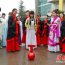
3月24日，渭南师范学院，大学生身着汉服在汉阳陵博物馆工作人员的指导下进行汉代体育游戏——投壶，在互动与交流中感受传统文化魅力