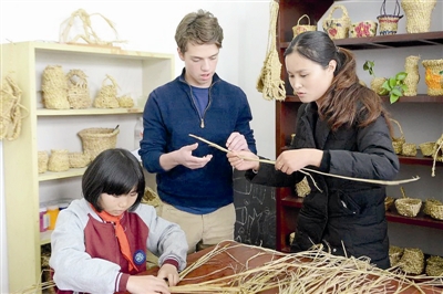 穿汉服 拿毛笔 学手工 美国学生在建德体验中国文化-图片1