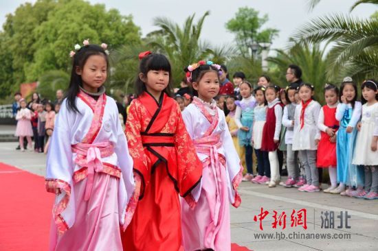 宜昌外小举办“女孩节” 萌娃化身汉服美人抢镜 -图片3