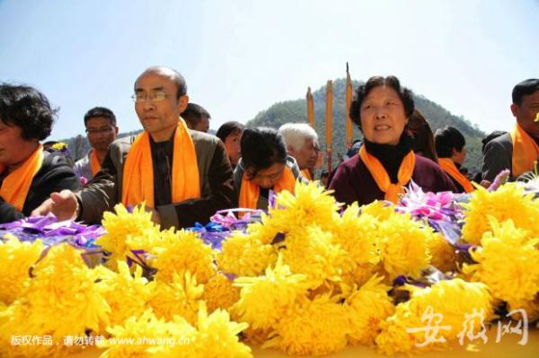 安徽黄山千余人祭祀轩辕黄帝：着汉服诵文颂歌，纪念造车始祖