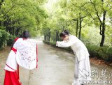 云鬓轻挽、长发及腰，宜昌大二女生每天穿汉服上课