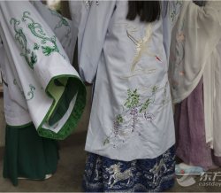 上海植物园汉服秀，身着汉服入园的游客一律免票。