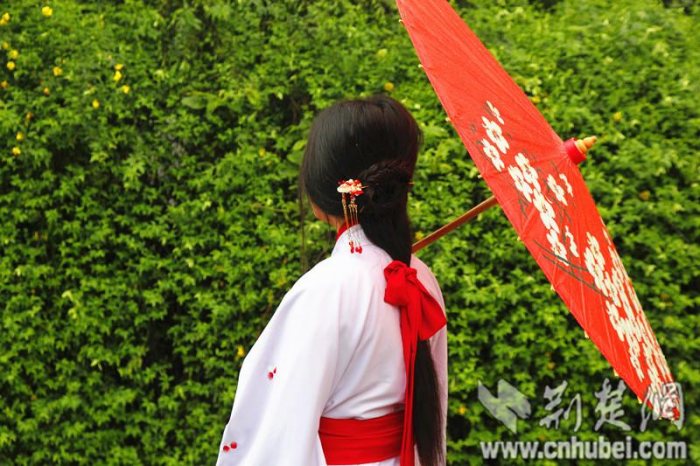 越罗衫袂迎春风，玉刻麒麟腰带红。细雨蒙蒙中，一位女子身着汉服，头戴发簪，手拿油纸伞，向我们徐徐走来。她是湖北三峡职业技术学院的的大二学生刘洁，今年21岁，电子信息学院计算机软件专业。从高三开始，对汉服产生兴趣。