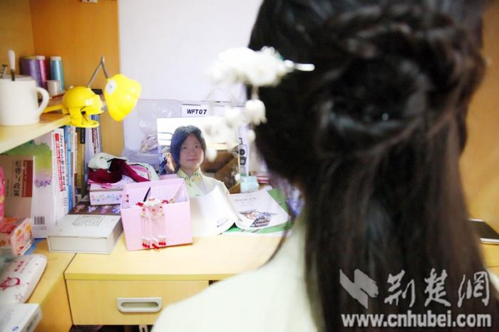 刘洁说，其实每天的打扮并不复杂，穿汉服与穿时装所花时间差不多，几分钟就可以了。图片来源：荆楚网