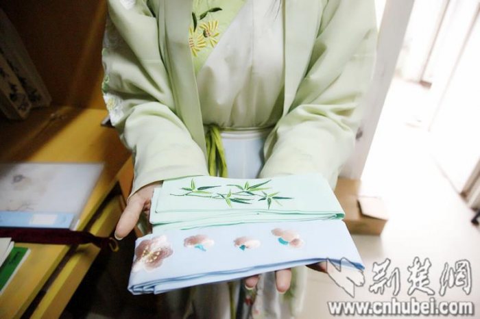 图为绑头发的发带。刘洁常用的发饰就是发带与发簪。