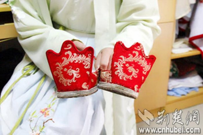 翘头鞋也是汉服中的重要组成部分，始于氏族时期，在魏晋南北朝时，鞋头装饰日趋丰富，鞋的款式开始增多。