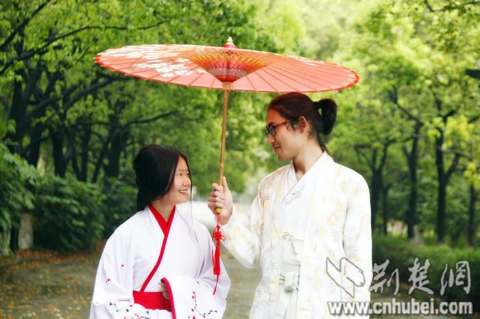 刘洁在校内还有一个志同道合的好伙伴，胡子超。两人都是学校民乐社团成员，也都喜爱汉服。