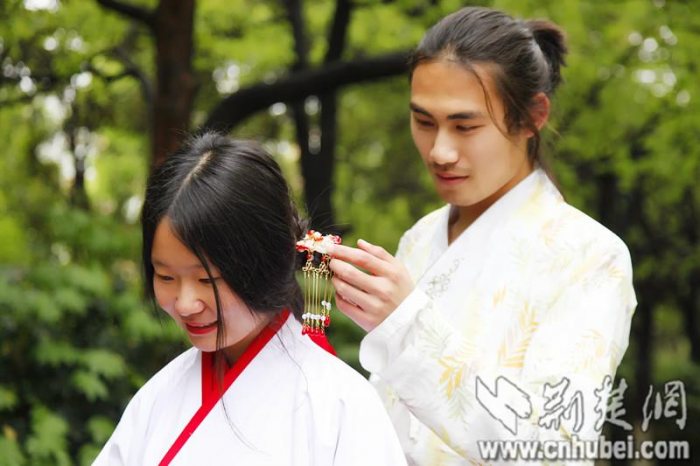 胡子超也是湖北三峡职业学院的学生，同为大二，钢琴调律专业。他也是几乎每天穿汉服上学。