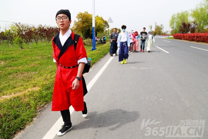一名毅行者身穿汉服昂首阔步。小伙称，穿汉服可以感受到古人的踏青文化