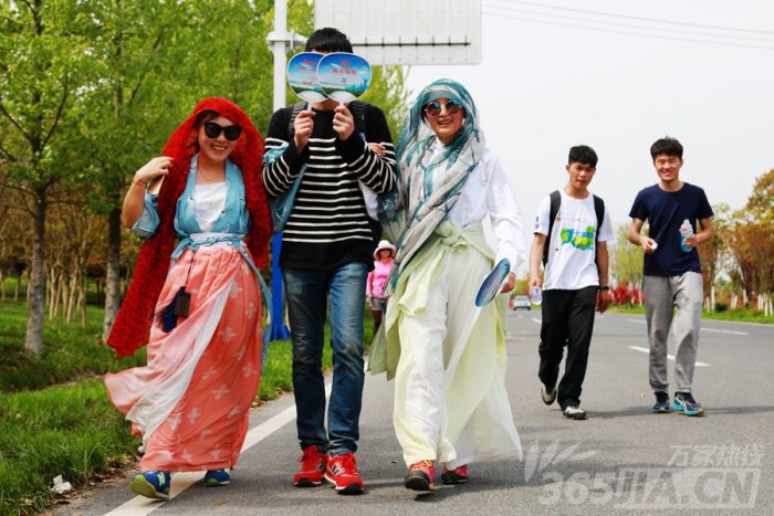 毅行者身穿汉服欢乐踏行。