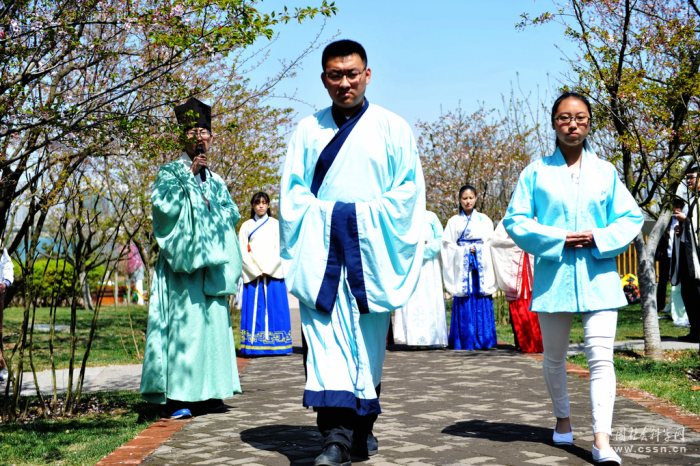 2016年4月17日，山东青岛西海岸新区国学爱好者来到唐岛湾海滨公园，在盛开的鲜花下进行国学沙龙交流。国学爱好者们进行了汉服汉礼、古诗吟颂、传统茶艺、古琴、琵琶和竹笛古典乐器演奏等表演、交流，吸引了众多国学爱好者和游客前来参与观看。