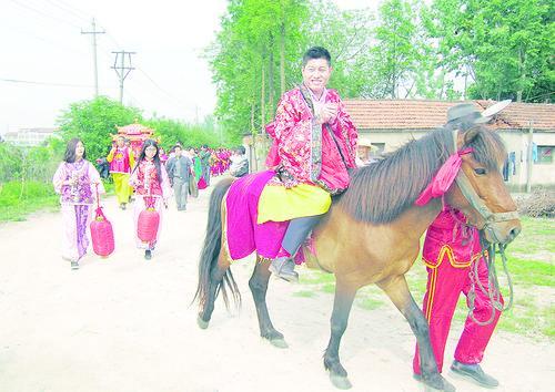 孝南新婚夫妻着汉服办传统婚礼 备受路人称赞-图片1