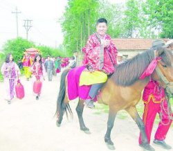 孝南新婚夫妻着汉服办传统婚礼 备受路人称赞