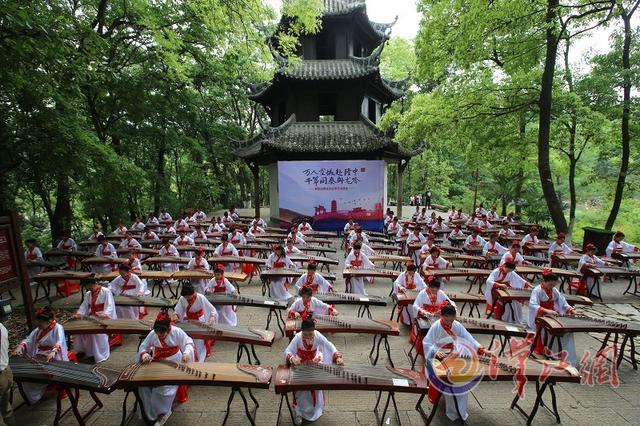 古筝爱好者身着汉服 千筝同奏乐曲传承三国文化-图片1