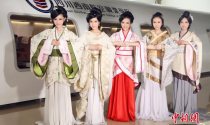 高校准空姐秀汉服 纪念将逝去的大学时光 2015