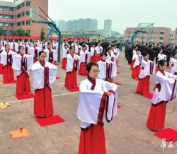 内江百名学子举行汉服成人礼 家长从外地赶回见证