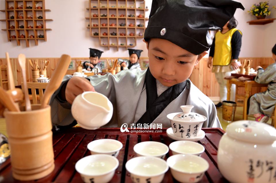 汉服萌娃茶道秀 传统文化走进幼儿园