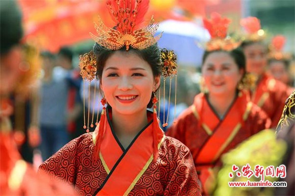 参加汉式集体婚礼的新娘喜不自禁。