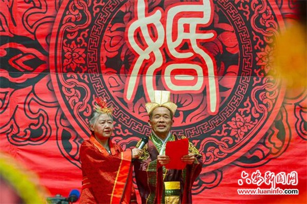 今年77岁的杨兴华（右）、75岁的谢慧民（左）喜逢50年金婚纪念日，他们身着汉式礼服，为20对新人送上祝福。