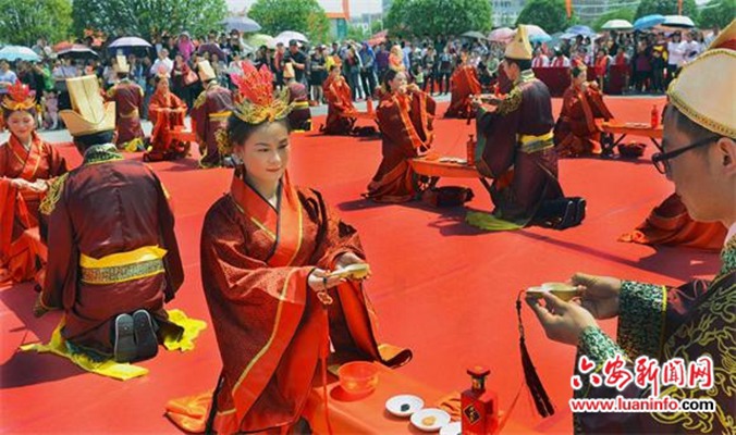 参加汉式集体婚礼的新人在行合卺礼。