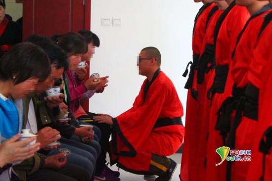 为父母敬茶是成人仪式的又一环节,品尝着孩子亲手端来的茶水,父母早已泪流满面。