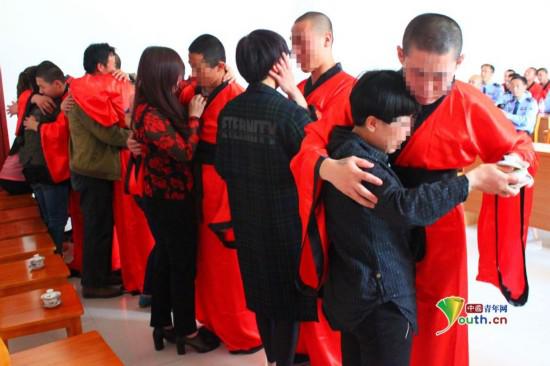 “18岁是成人的标志,我要好好改造,将来孝敬父母,回报社会,做一个有担当的男子汉。”成人仪式上,孝敬父母、回报社会成为所有未成年犯的心声。